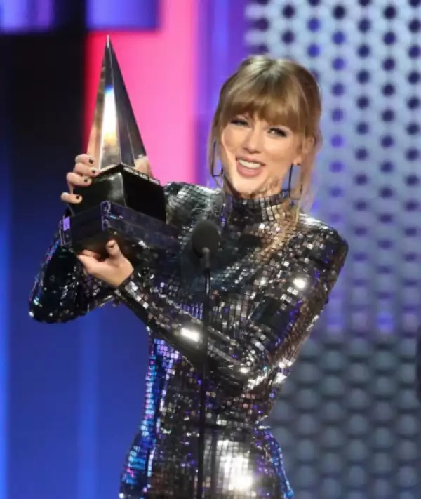 #AMAs: Taylor Swift, Camilla Cabello & Cardi B win big at 2018 American Music Awards